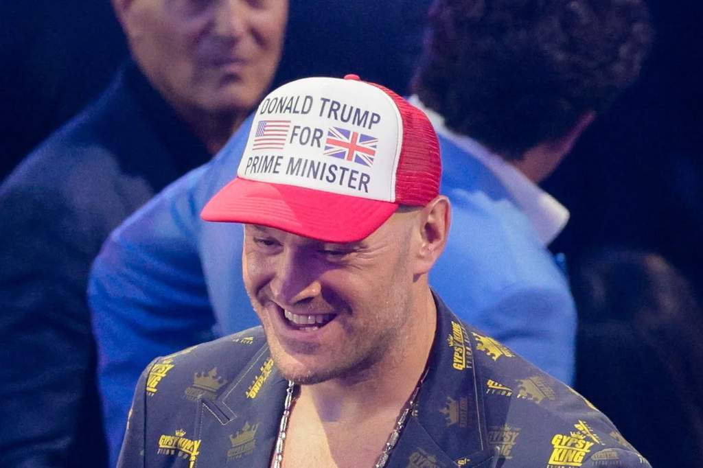 Tyson Fury Hadiri UFC di White House dengan Topi Donald Trump